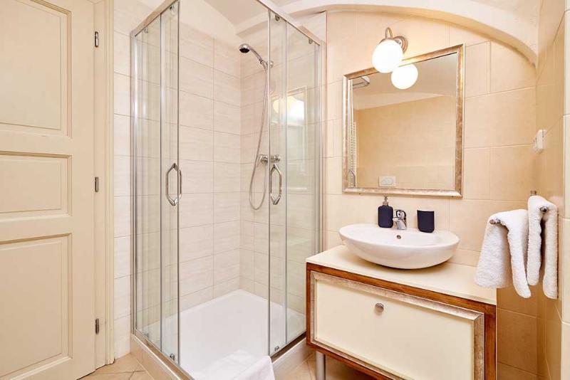 Golden Three Crowns Apartment