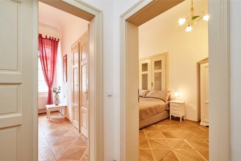 Golden Three Crowns Apartment *