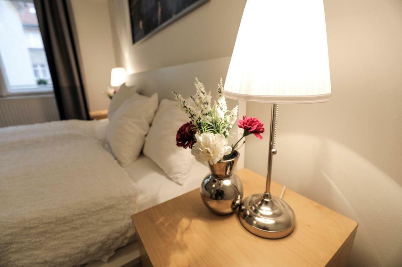 Apartments In Mala Strana - 10 Minutes From Charles Bridge