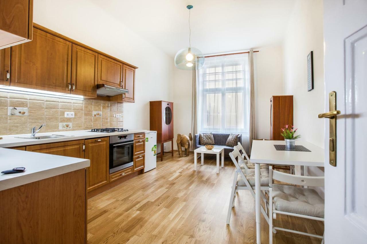 Old Town Apartment *