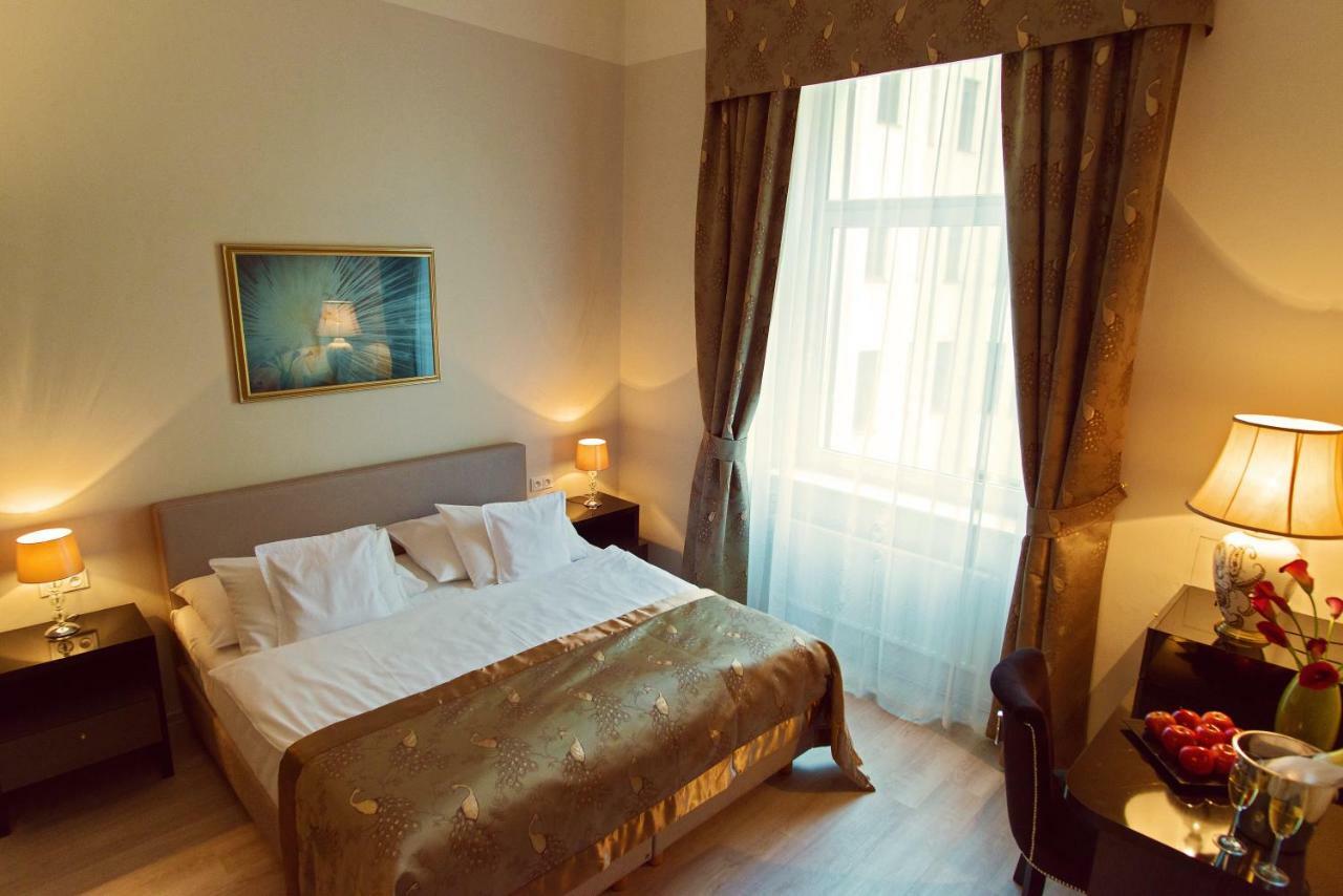 Julian Hotel 4*
