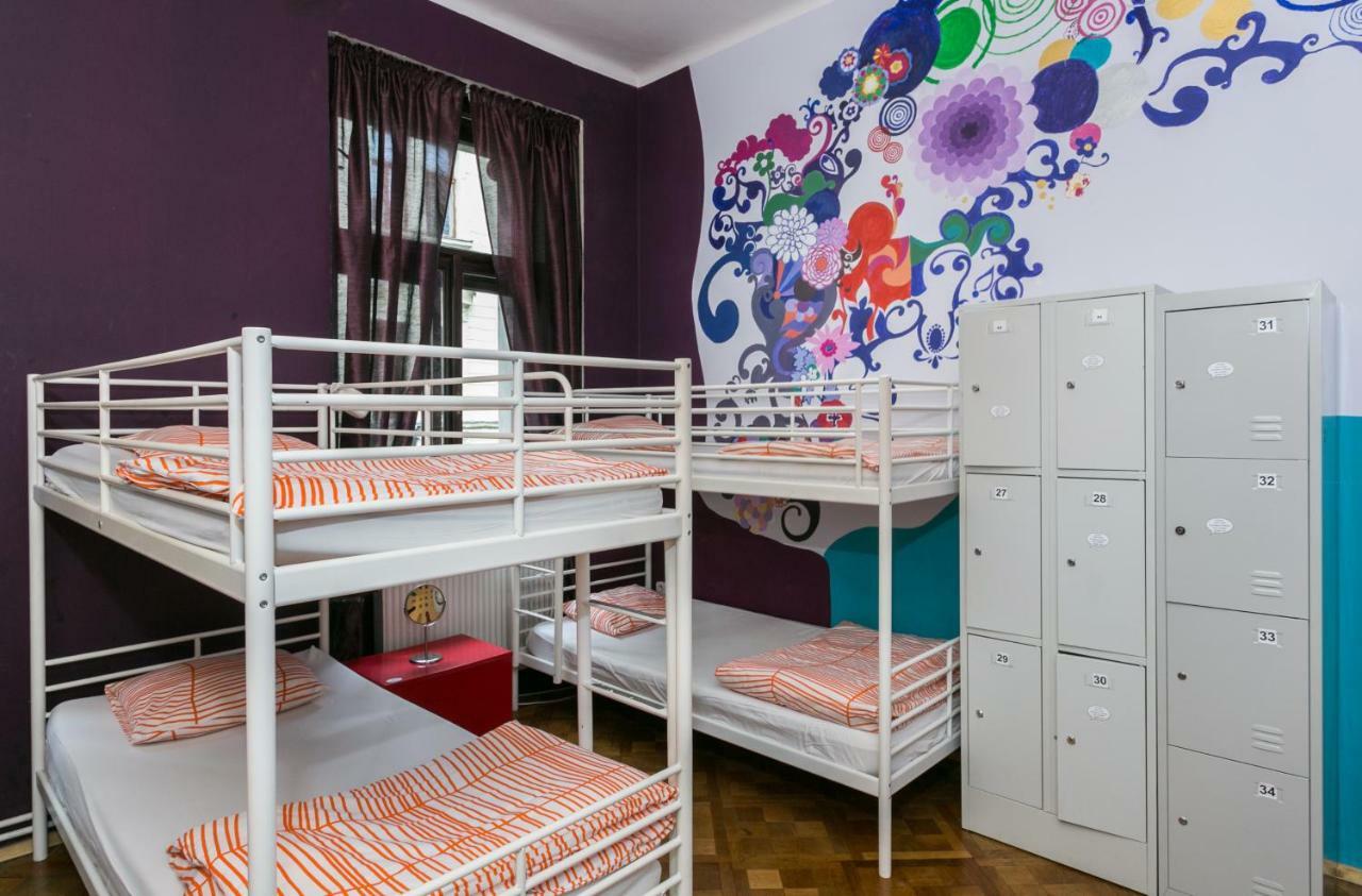 Art Hole Hostel *