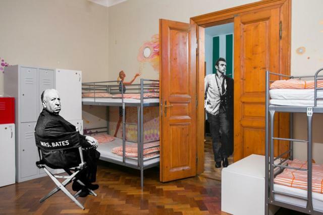 Hostel Art Hole