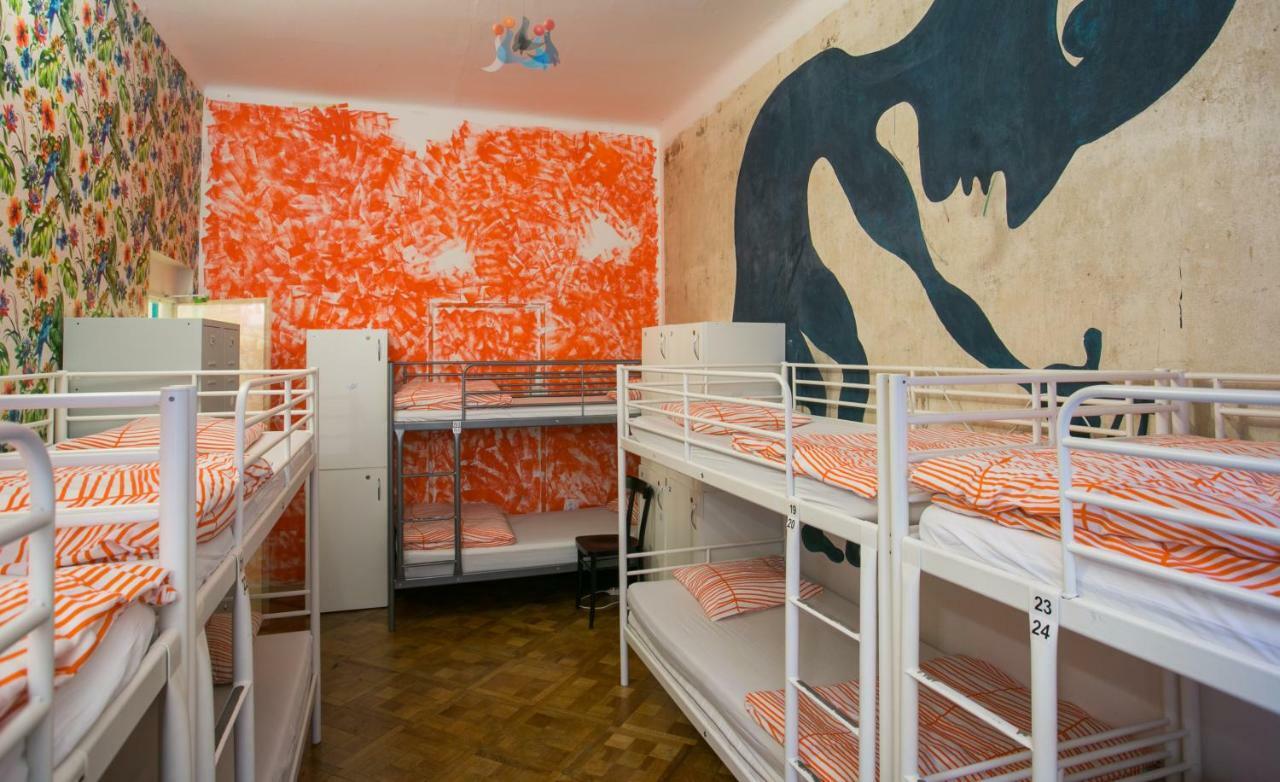 Hostel Art Hole