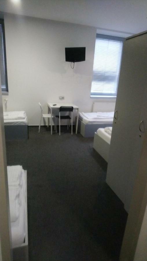 Hostel & Letov *