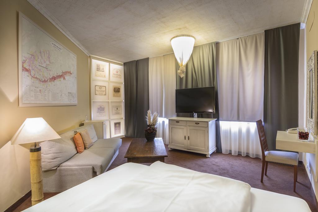 St. Tropez Hotel