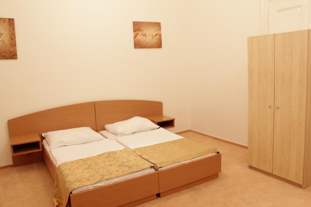 City Hotel *