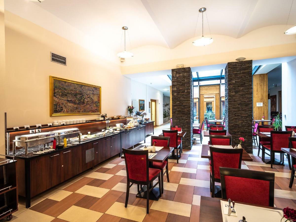 Hotel Ea Embassy 4*
