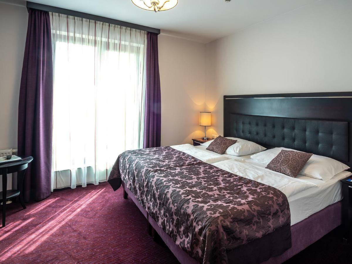 Hotel Ea Embassy 4*