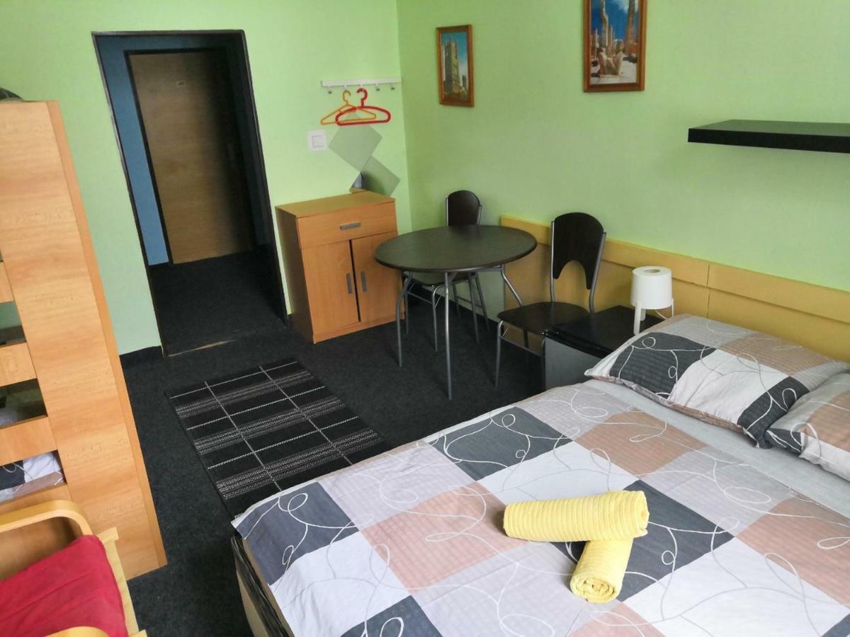 Damiell Hostel *