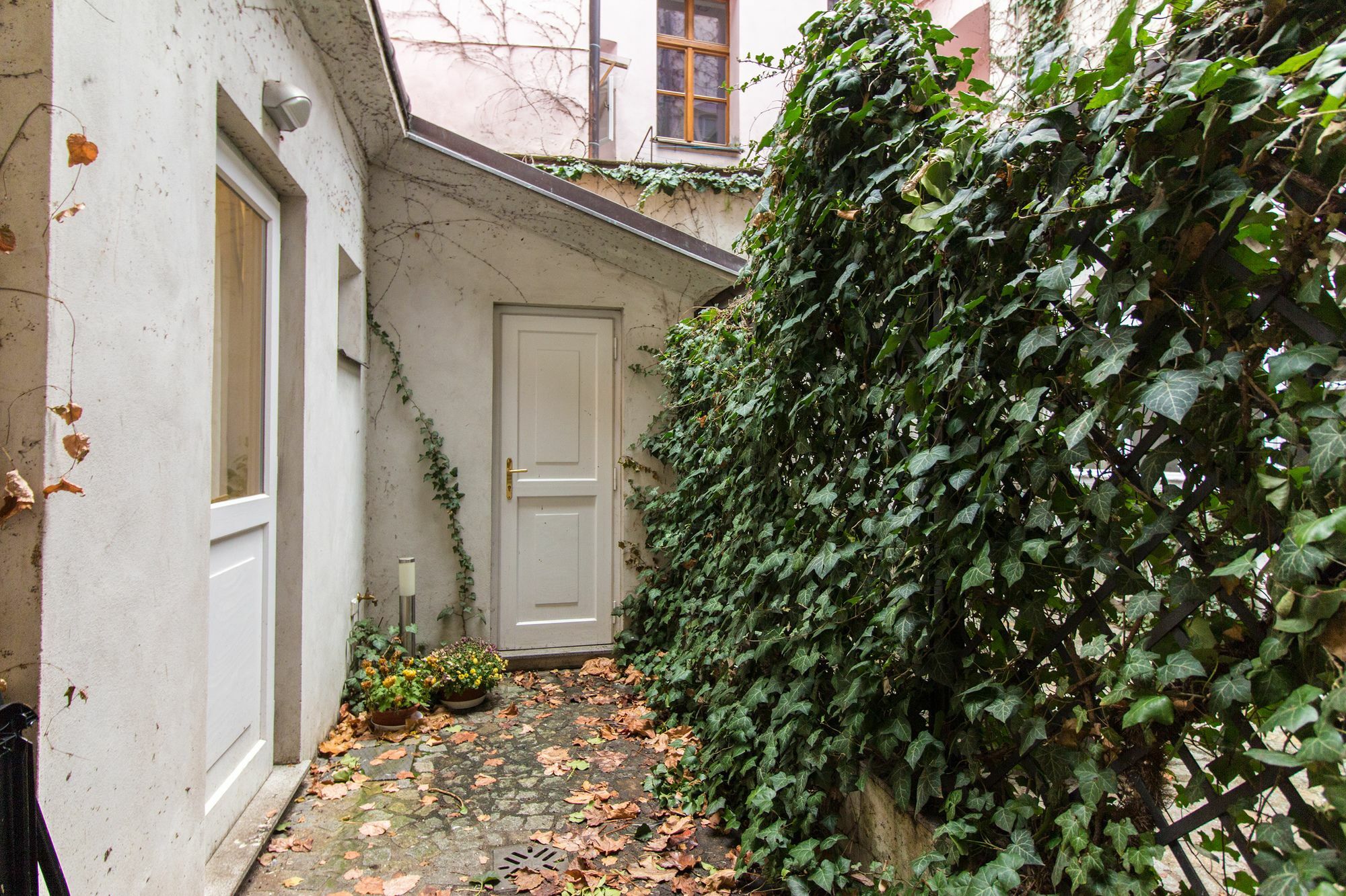 Attic Hroznova - Charles Bridge Apartment Prague