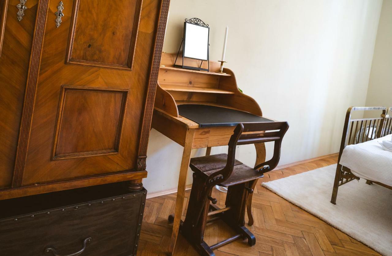 Luxurious Kafka Family In Old Town Apartment