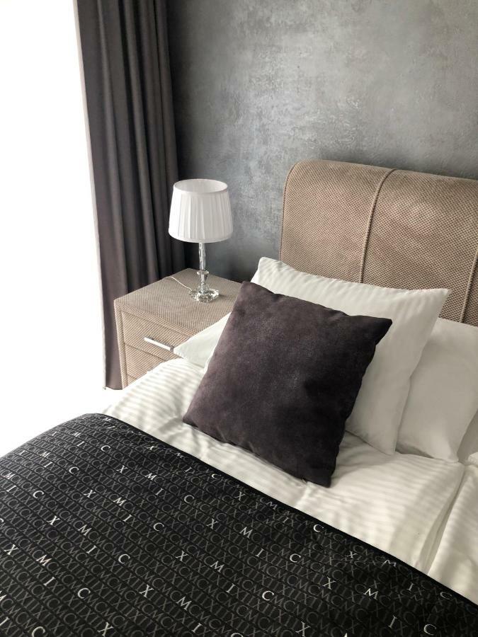 Luxury With Private Garden Apartment *