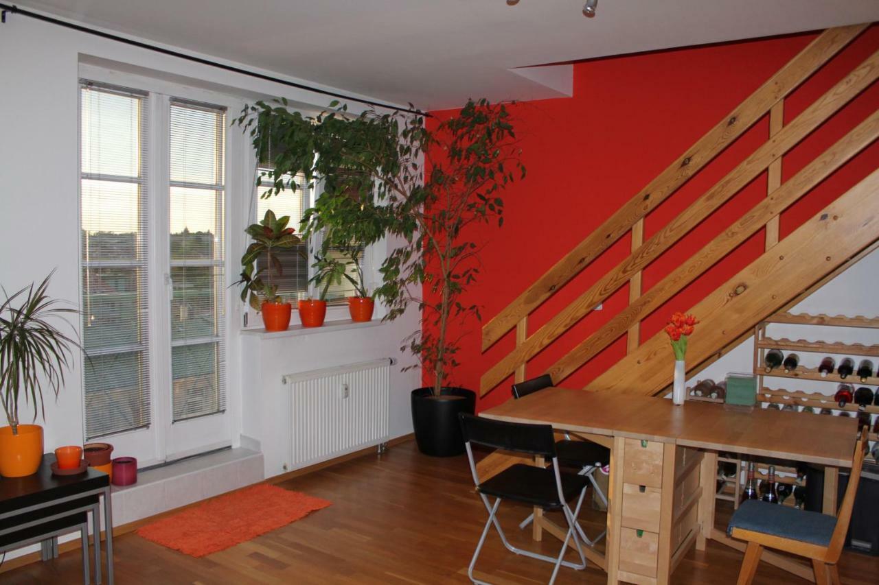 Sunny Two-story Kyje Appartement *