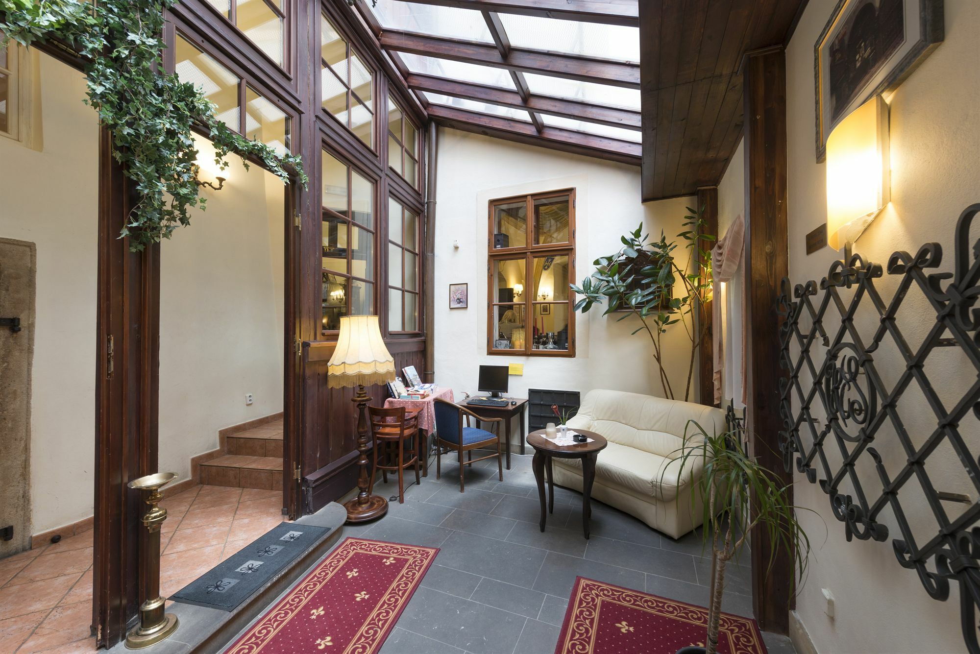 Cerny Slon Hotel