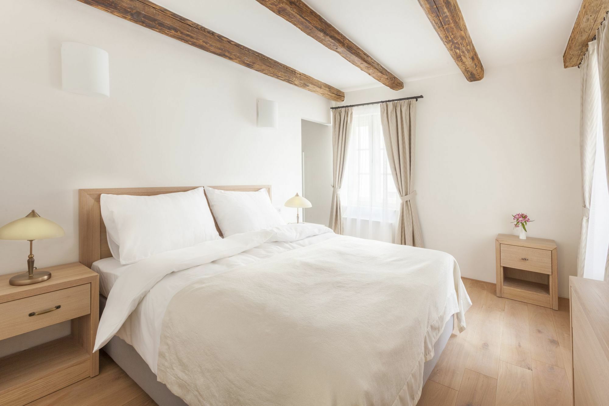 Hotel At The White Lily