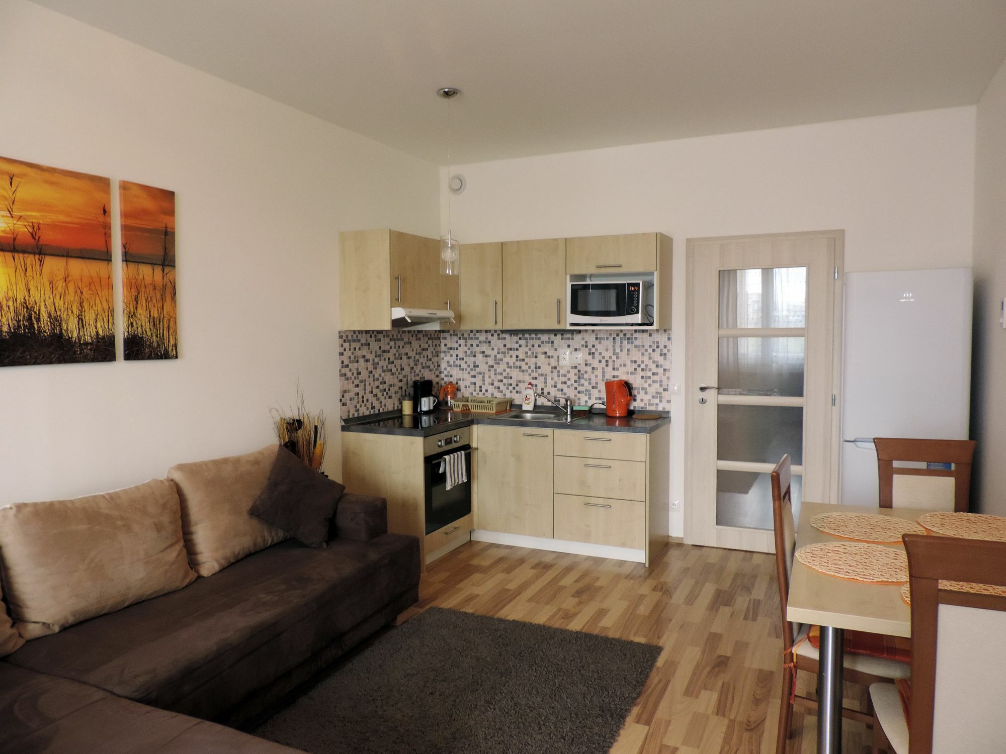 Homeroomsprague Apartment