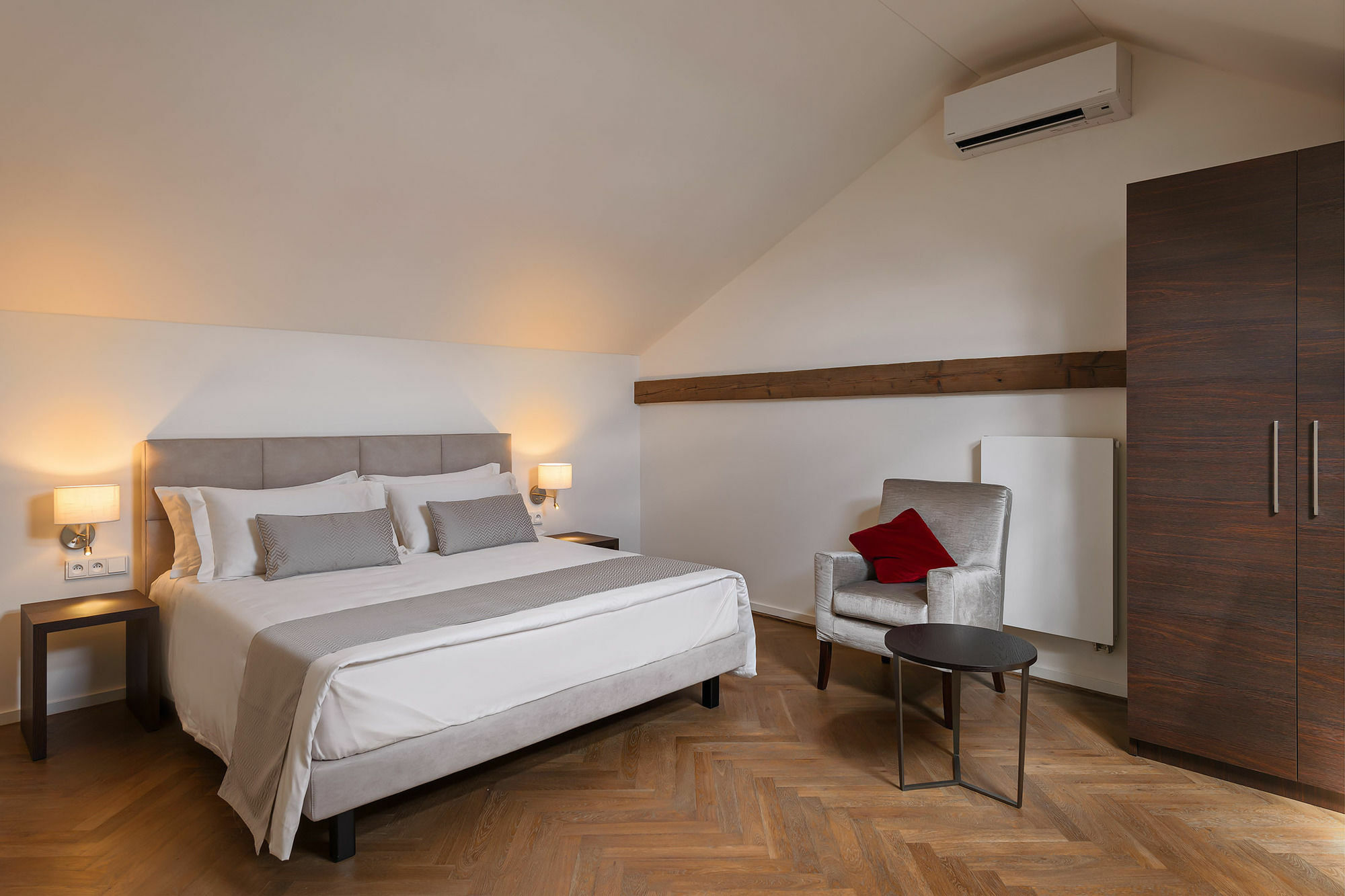 Limehome Halkova 4*