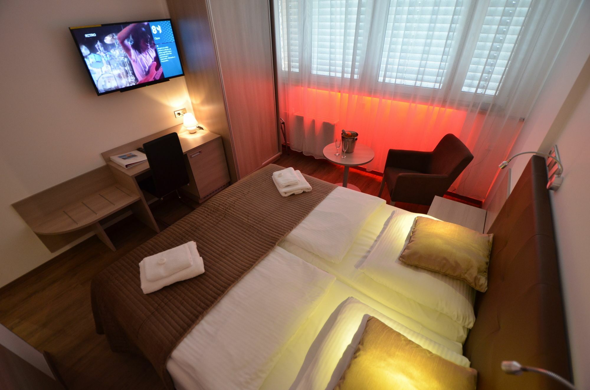 Aura Design & Garden Pool 3* Prague