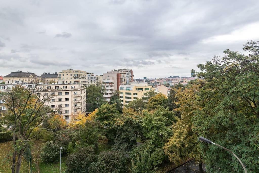 Outstanding In Center Apartment *