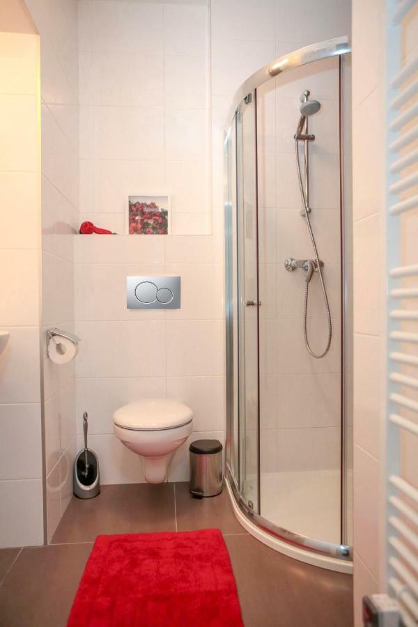 Stylish A Few Steps From Metro Apartamento Praga