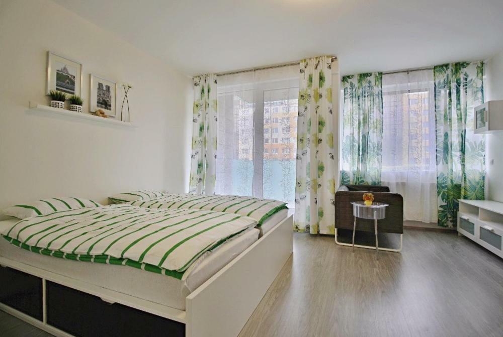 And Refreshing Flat In * Prag