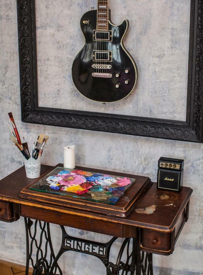 Daire Authentic Art