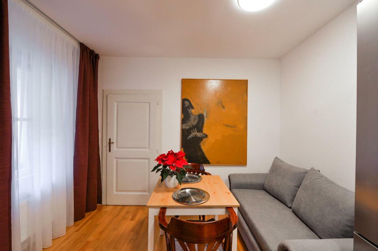 Apartment Romantic Near Charles Bridge