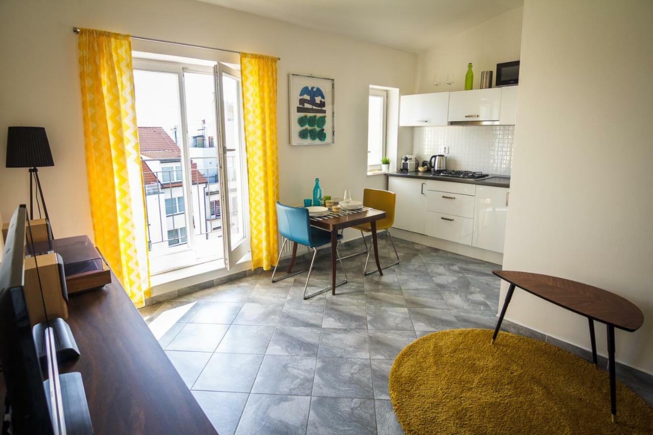 Vinyls & Espresso Apartment