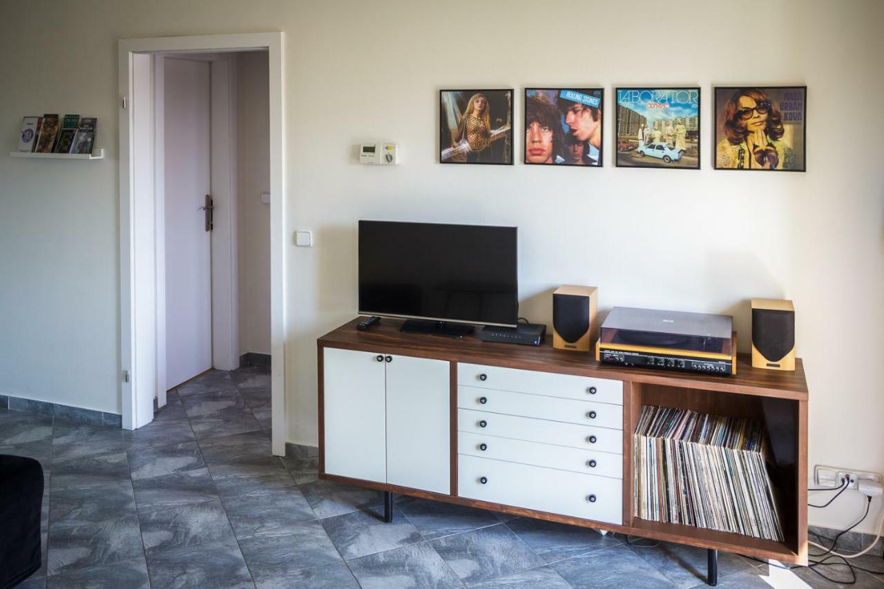 Vinyls & Espresso Apartment *