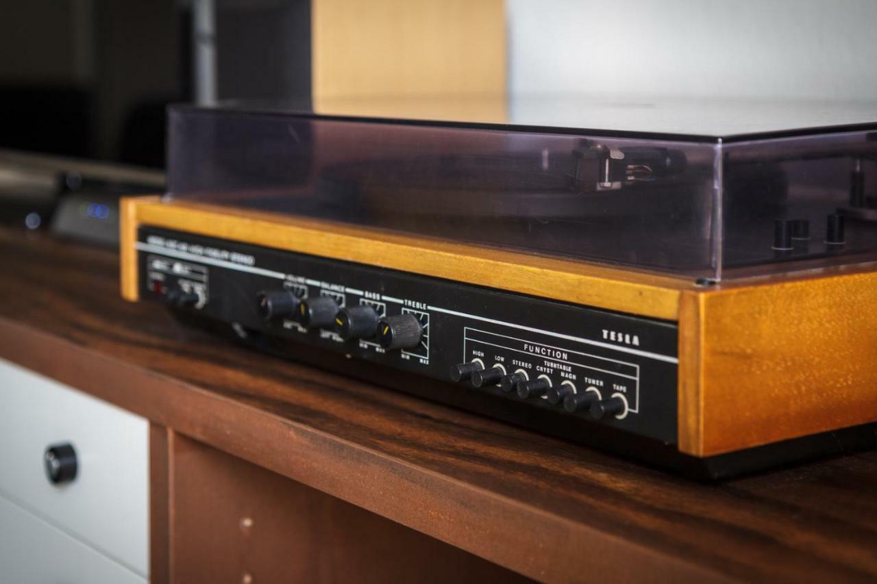 Vinyls & Espresso Apartment *