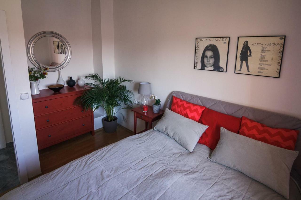 Vinyls & Espresso Apartment *