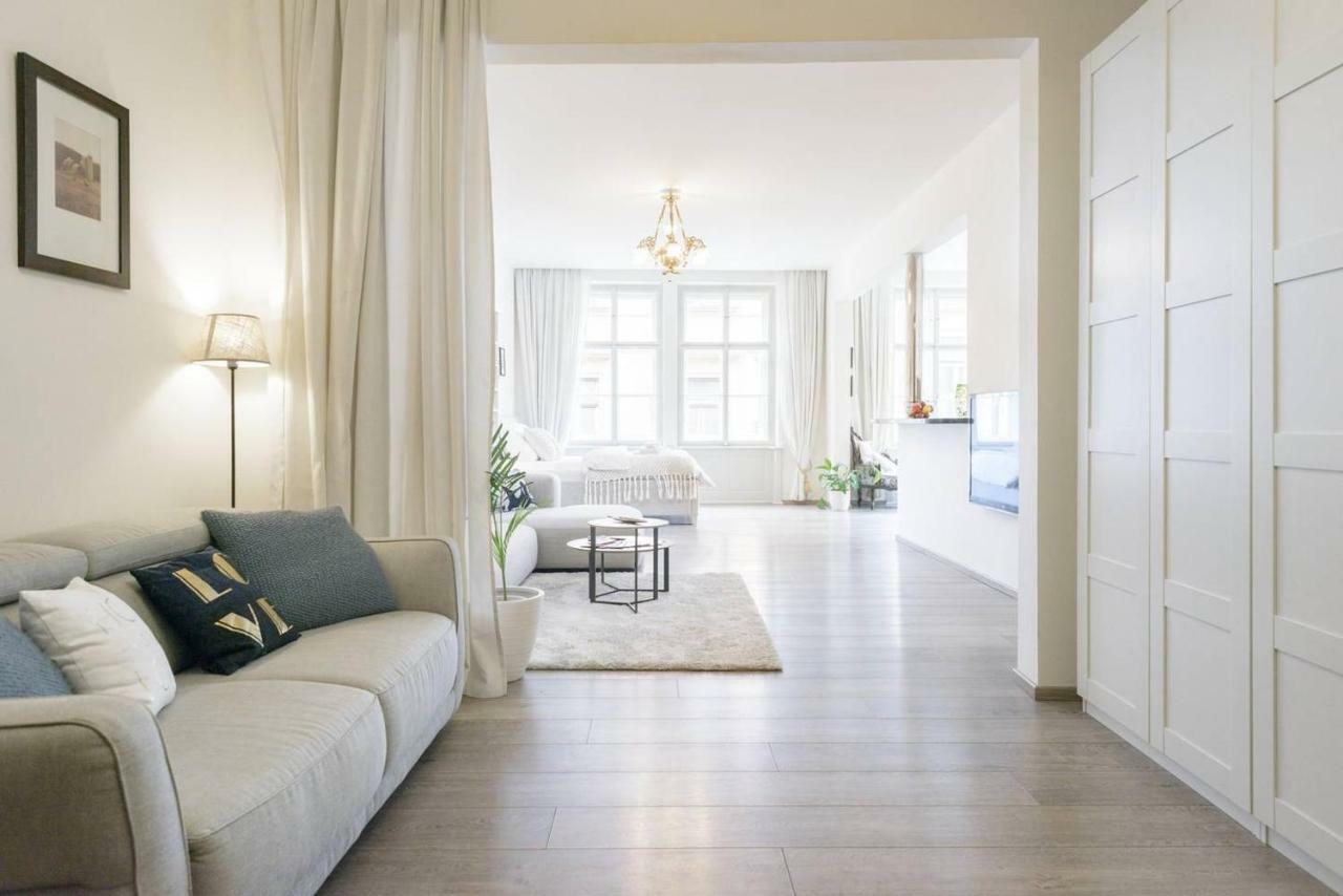 Stylish, Light-filled In The Historic Center Apartment