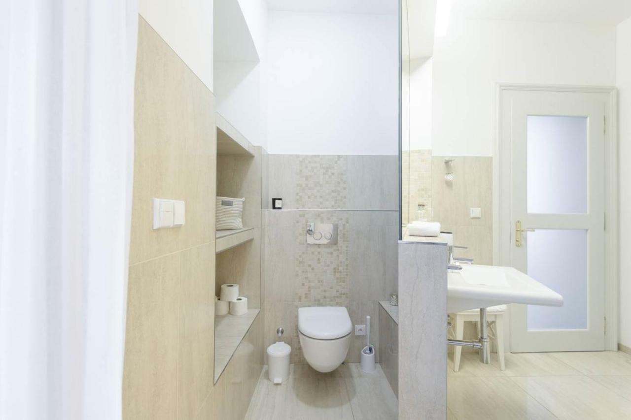 Stylish, Light-filled In The Historic Center *