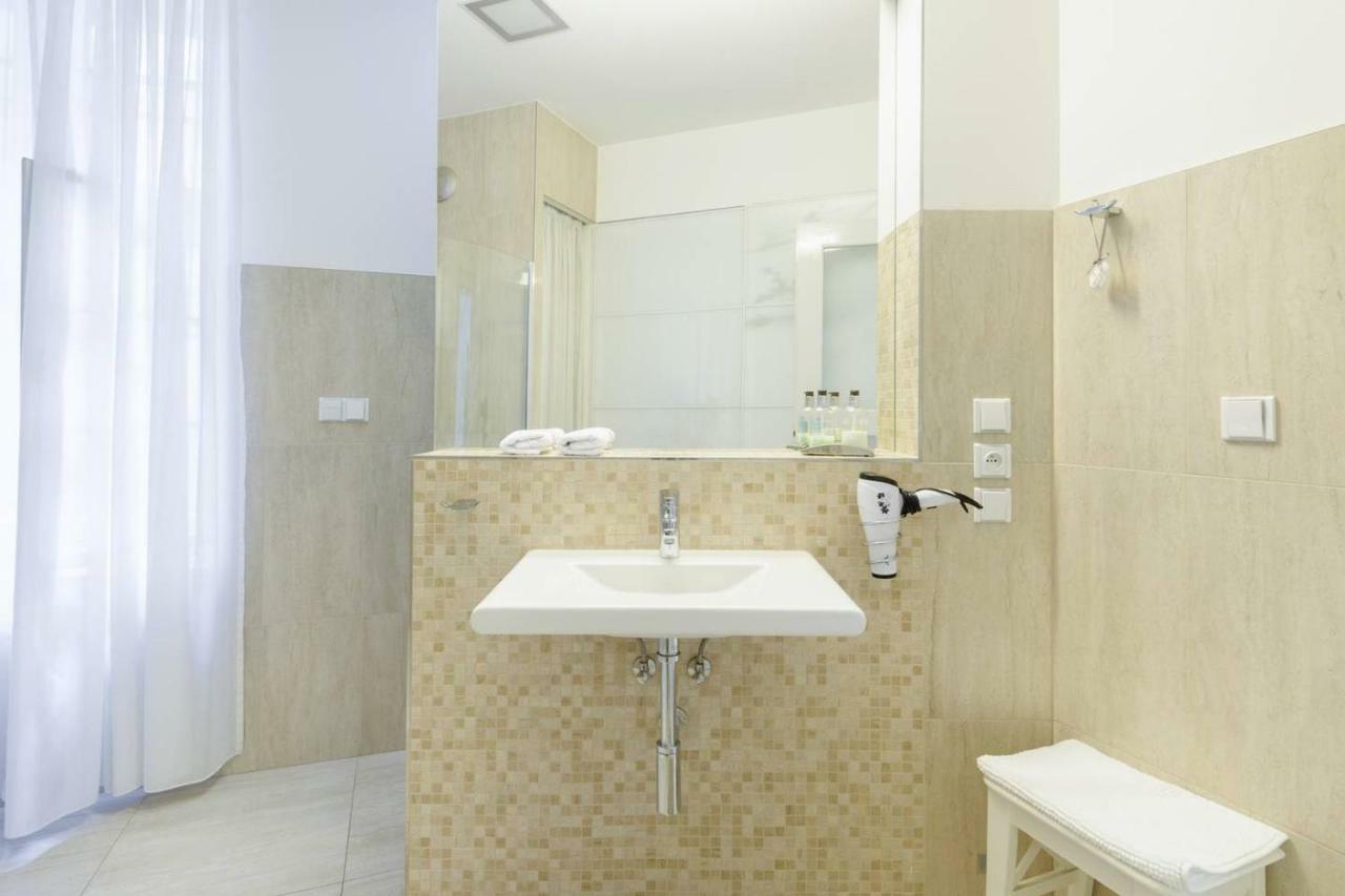 Stylish, Light-filled In The Historic Center *