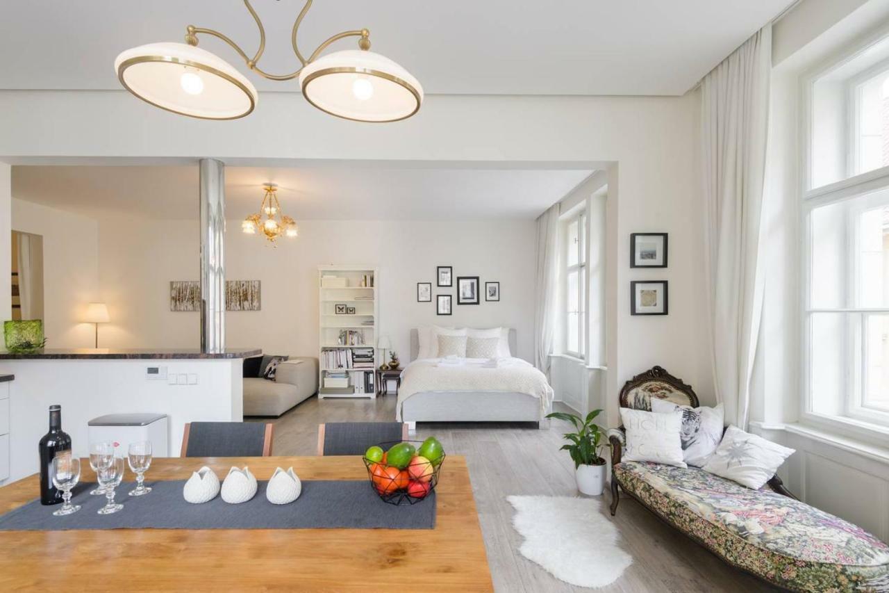 Stylish, Light-filled In The Historic Center Apartment