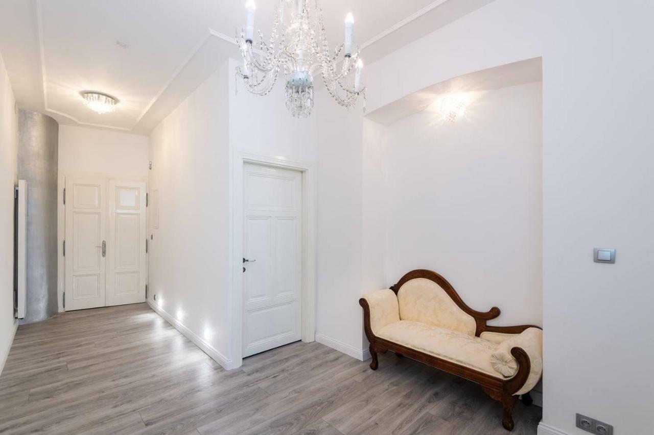 Wenceslas Square / Main Station - New Studio***** Praga