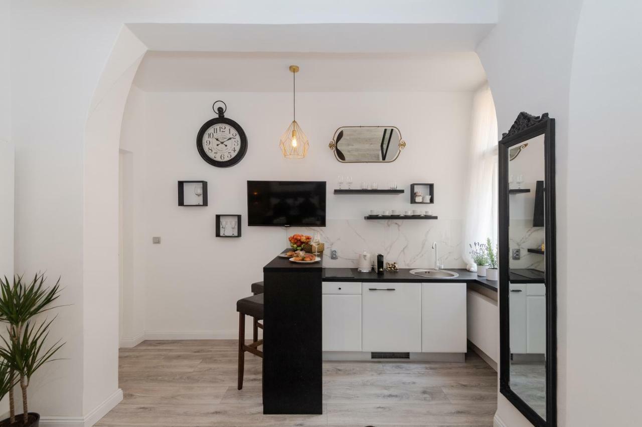 Wenceslas Square / Main Station - New Studio***** Praga