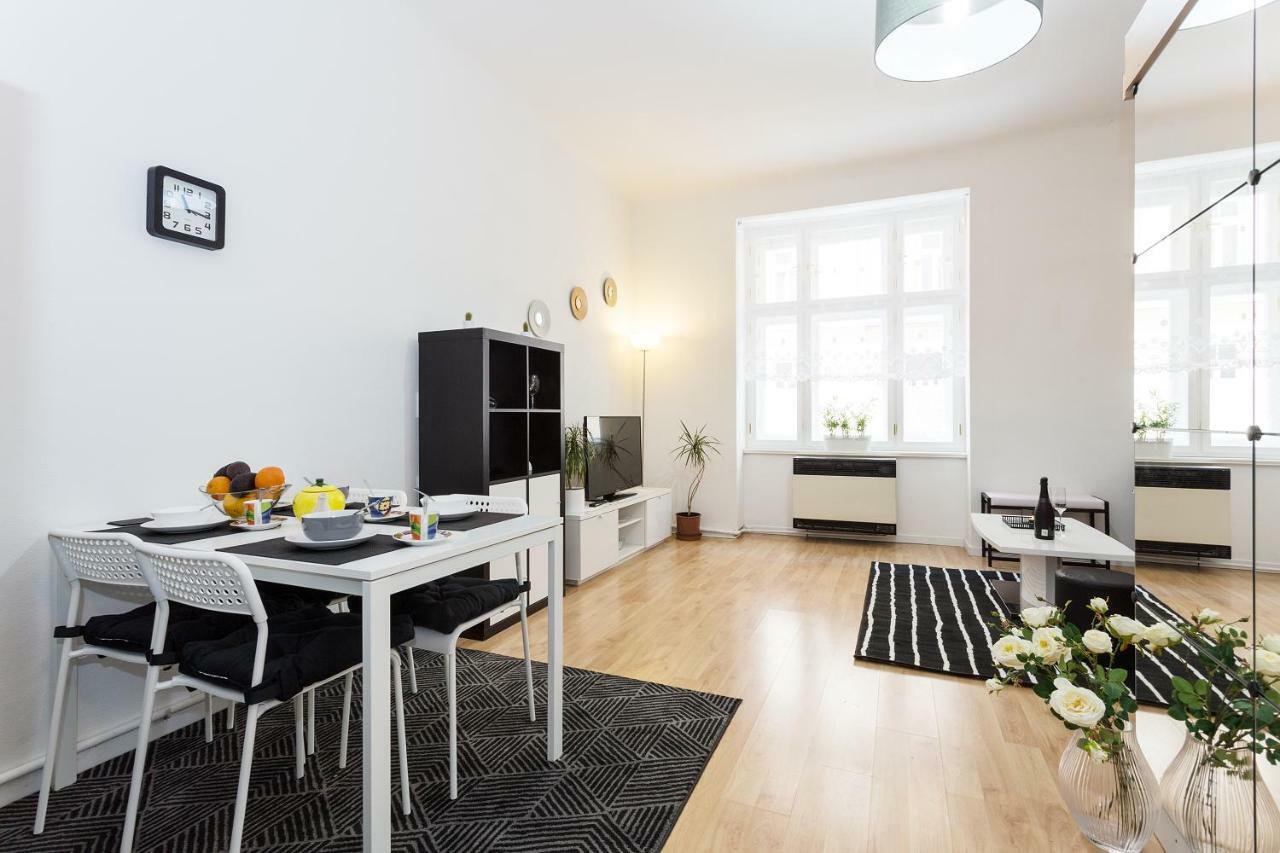 Stylish On Riverside Apartment *