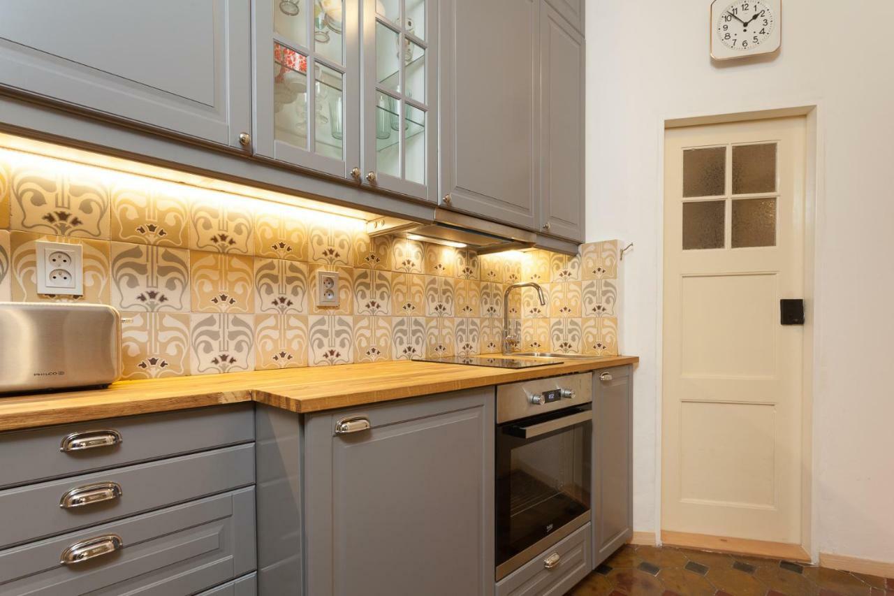 Art Nouveau Meets Mid-century Modern. Daire *