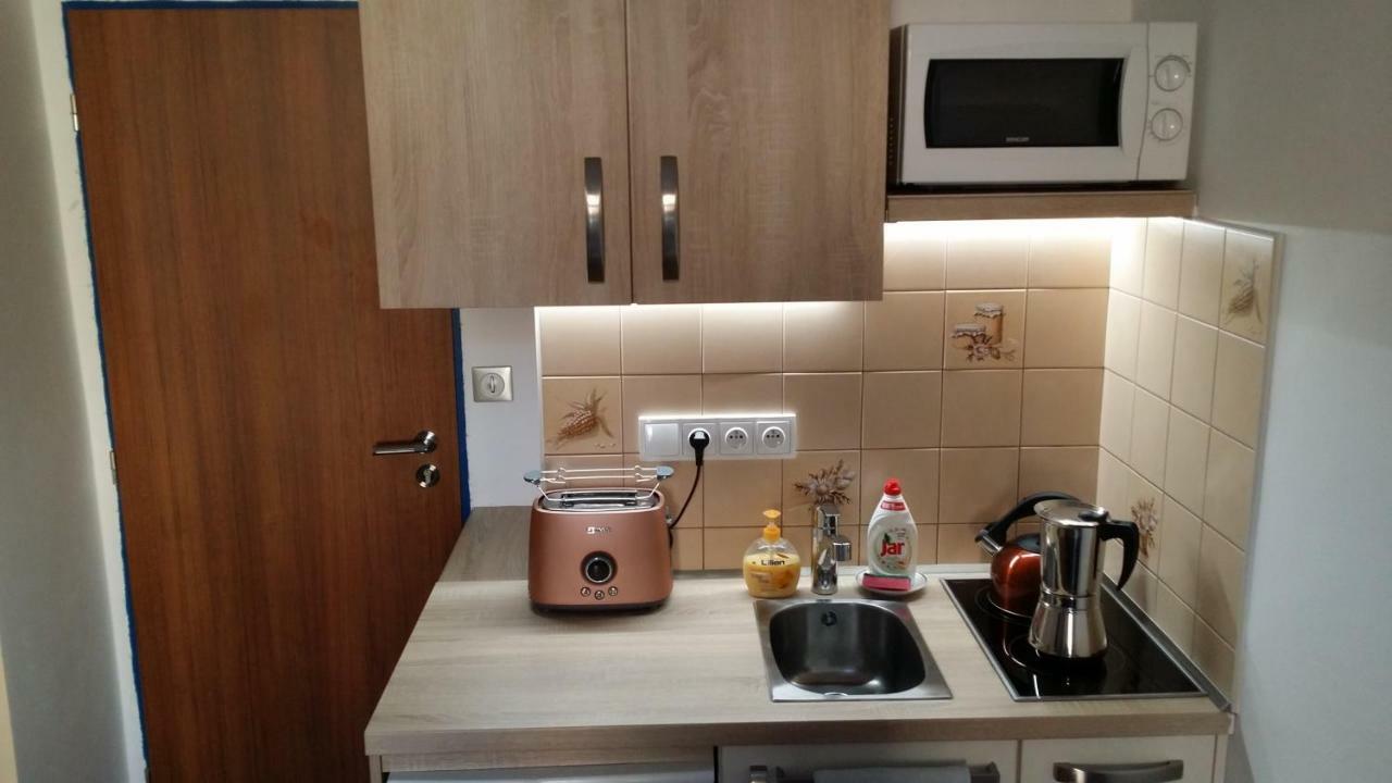 Room&kitchen Next To Castle *