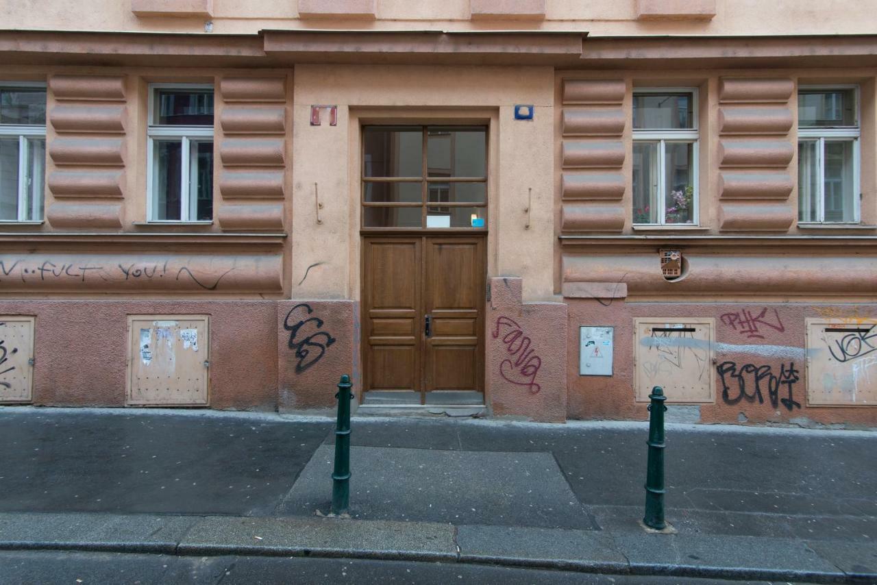 Spacious Near Wenceslas Square Apartment *