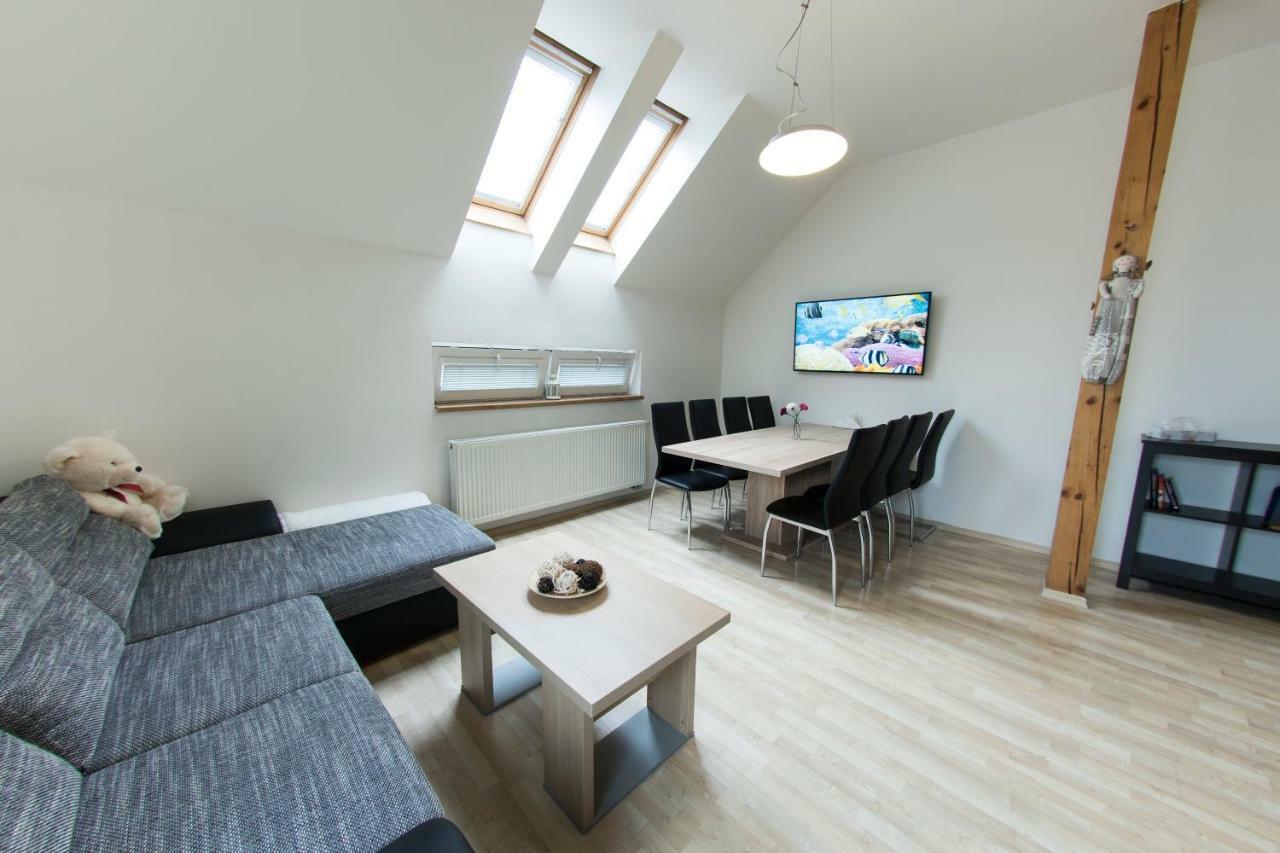 Lahovice, Apartment