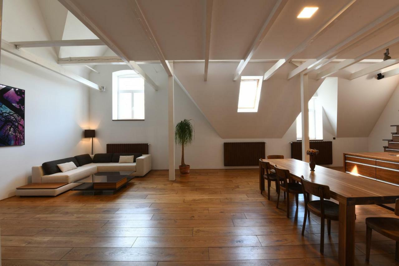 Loft Apartment *