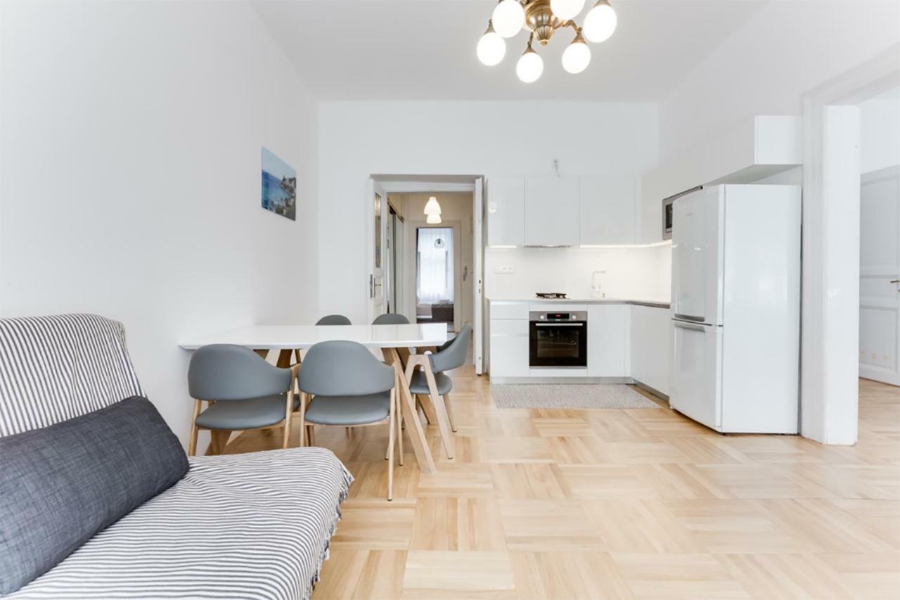 The Dancing House Residence, Two Bedroom With Balcony Near River! Appartement Prague