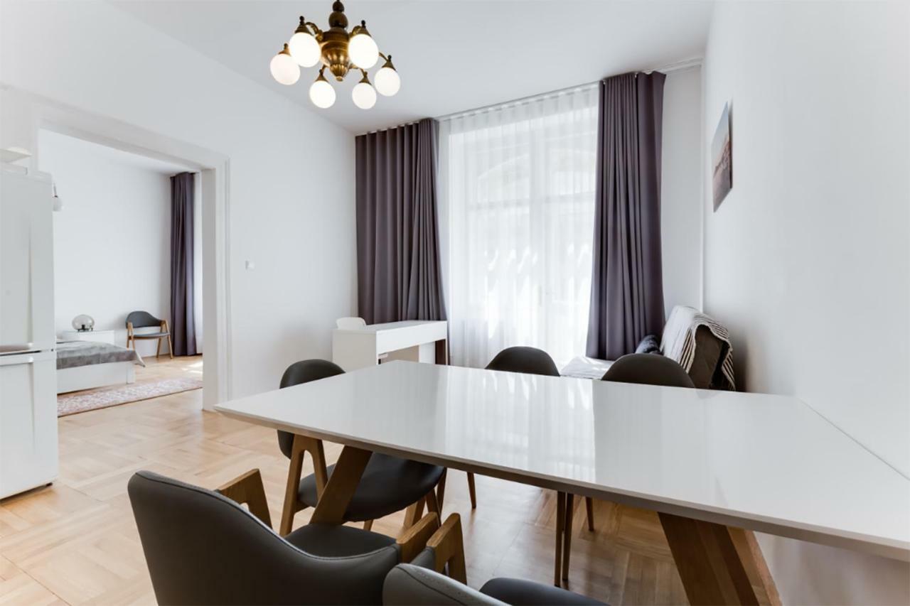 The Dancing House Residence, Two Bedroom With Balcony Near River! Appartement