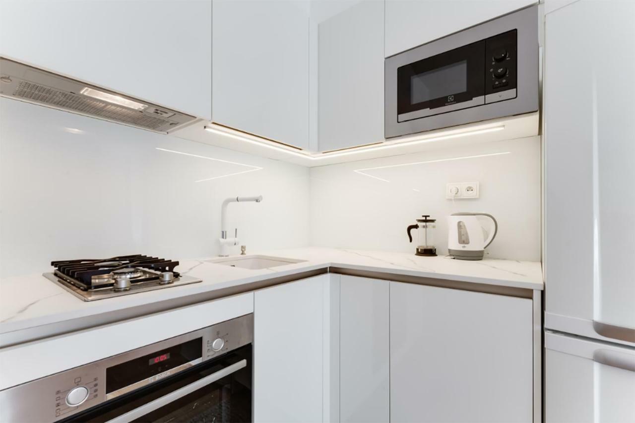The Dancing House Residence, Two Bedroom With Balcony Near River! Appartement