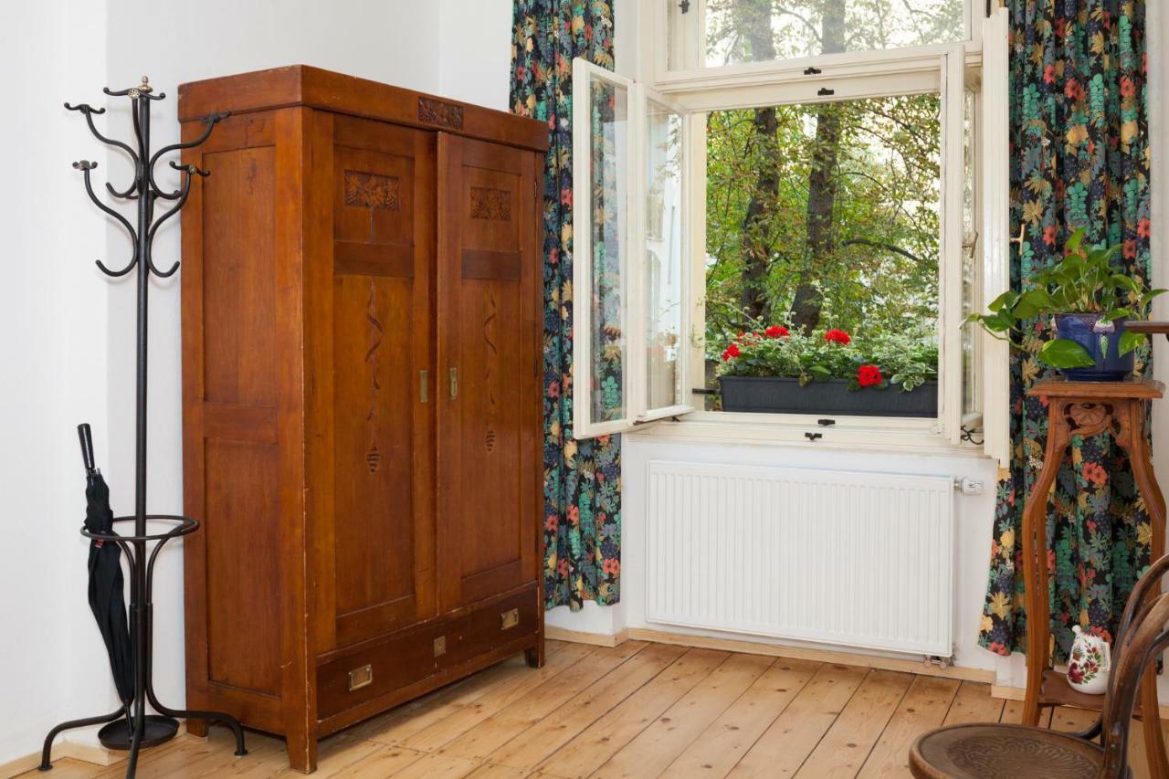 Art Nouveau Meets Mid-century Modern. Daire
