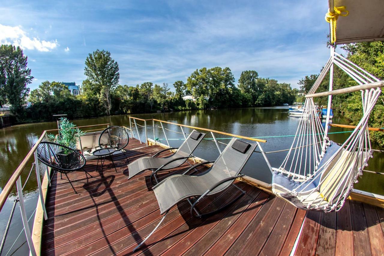 Bay Houseboats