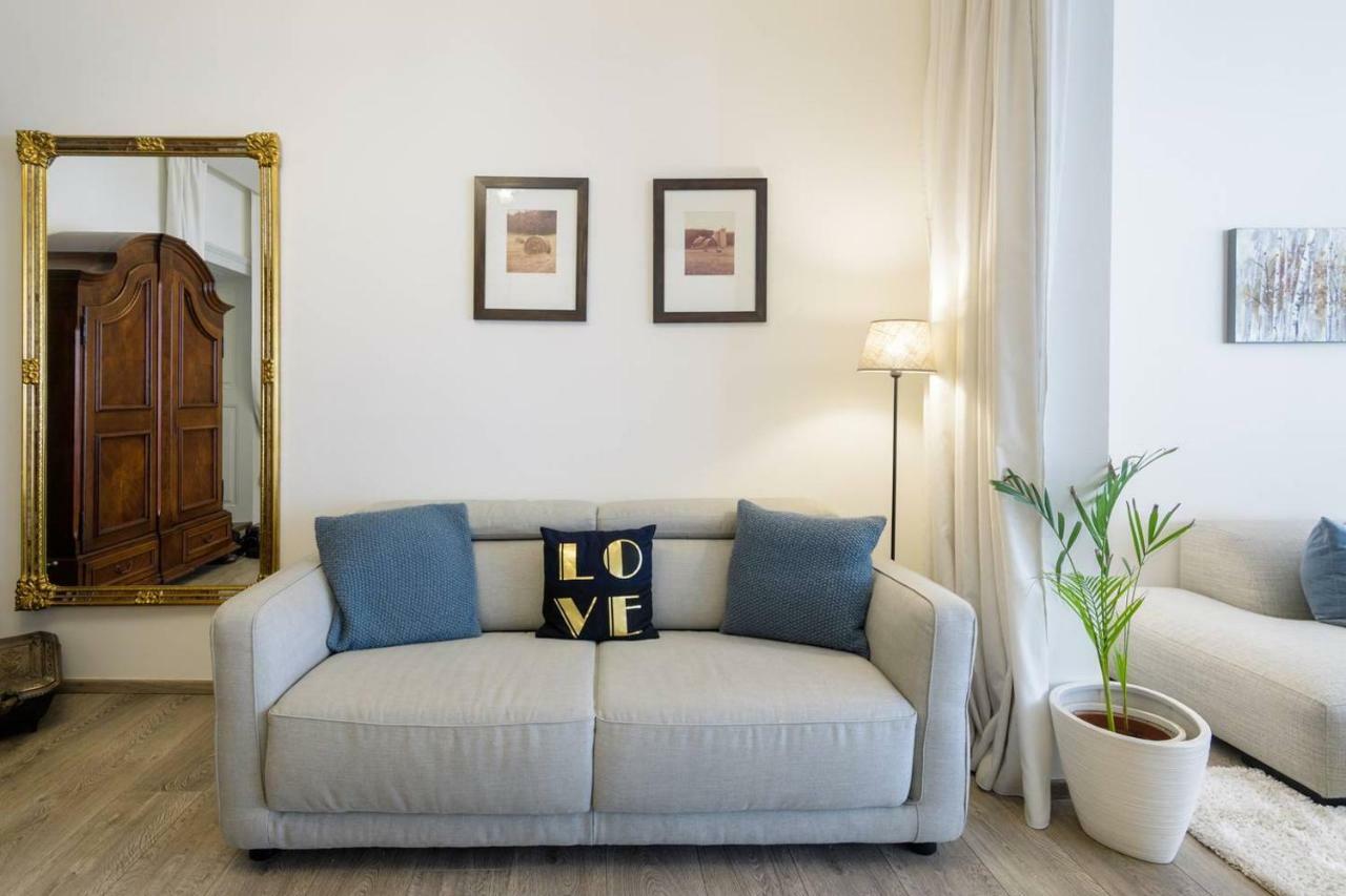 Stylish, Light-filled In The Historic Center Apartment